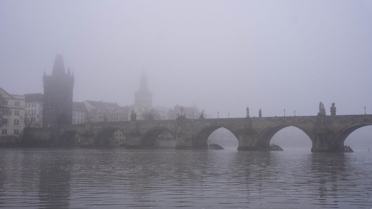 FOTO: Praha bez slavného panoramatu, mlha nabídla jiné výhledy